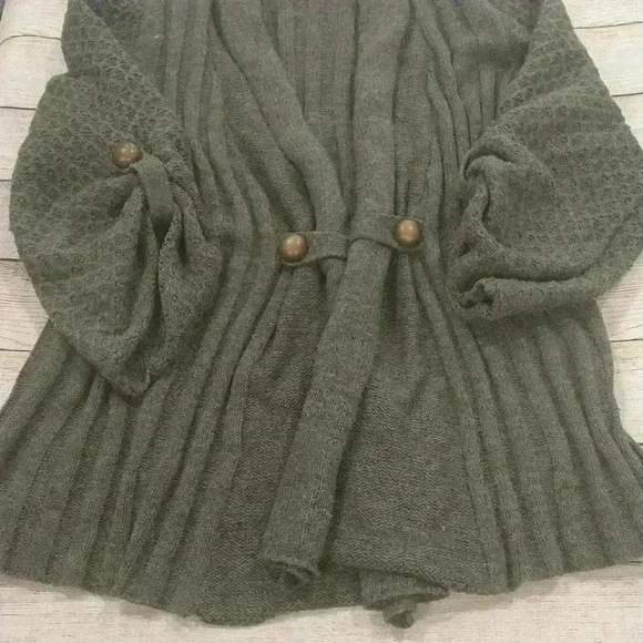 Carolyn Taylor Cardigan Sweater - Picture 2 of 9